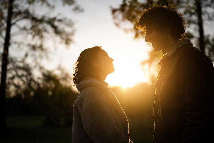 当信任崩塌后：关于老公出轨的理性解决之道与